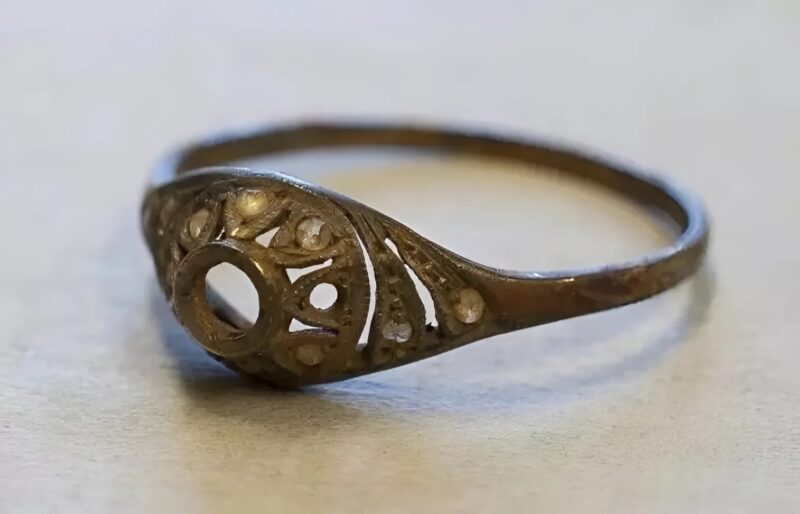 Une Découverte Étonnante au Musée d'Auschwitz : Un Objet Caché Dans une Tasse Après 70 Ans
