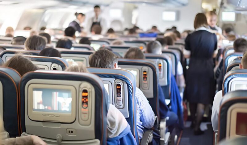 Pourquoi les agents de bord s'assoient-ils sur leurs mains ? La vérité méconnue