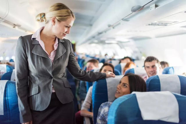 Pourquoi les agents de bord s'assoient-ils sur leurs mains ? La vérité méconnue