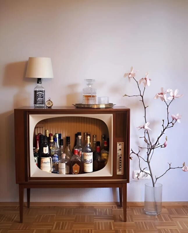 Comment Mon Père A Transformé La Vieille Télévision De Ma Grand-Mère En Un Élément Décoratif Pratique Et Élégant