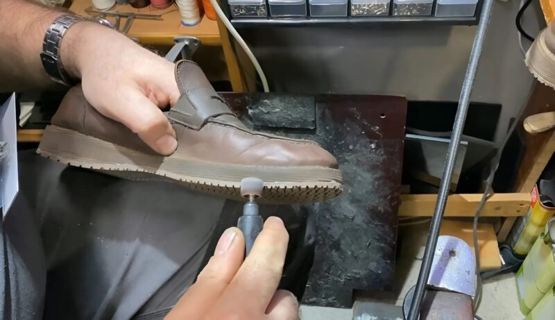 Ne jetez pas vos chaussures ! Un cordonnier a partagé une astuce ingénieuse pour réparer une semelle abîmée à la maison
