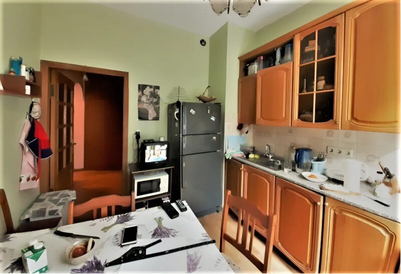 Des jeunes mariés achètent un appartement « ennuyeux » avec une vieille rénovation et le transforment en un véritable rêve