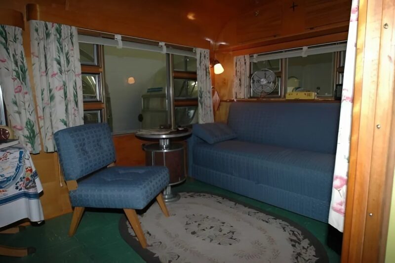 Un homme passionné de voyages et de camping a découvert un vieux trésor : la caravane de ses grands-parents, cachée dans leur garage pendant des décennies