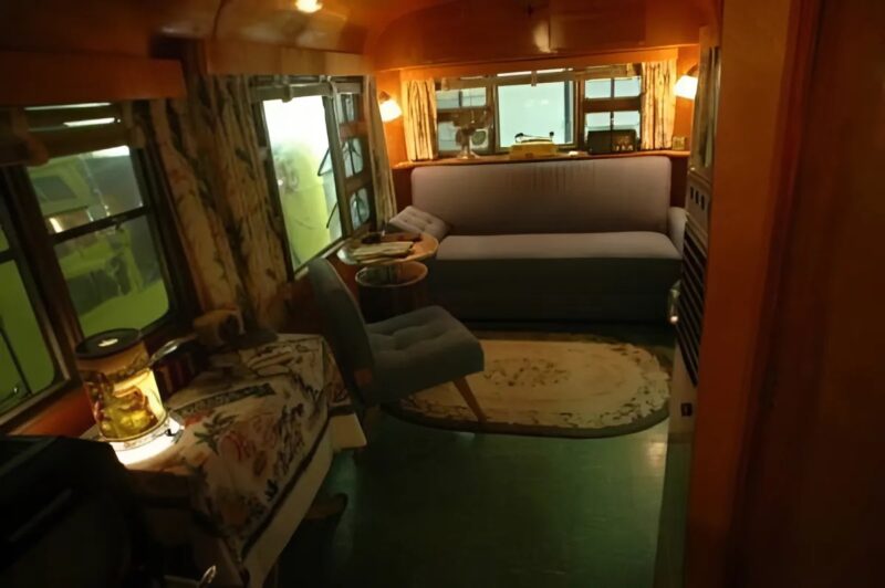 Un homme passionné de voyages et de camping a découvert un vieux trésor : la caravane de ses grands-parents, cachée dans leur garage pendant des décennies