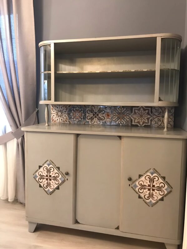 Votre armoire est-elle usée? Regardez comment une simple transformation peut lui redonner de l'éclat!