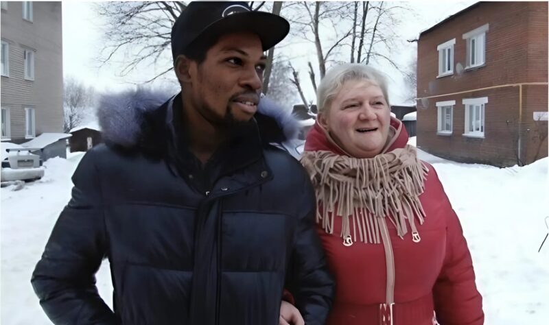 Une femme de 50 ans et un homme plus jeune ont surmonté les obstacles, construit une vie ensemble et sont devenus les parents de jumeaux