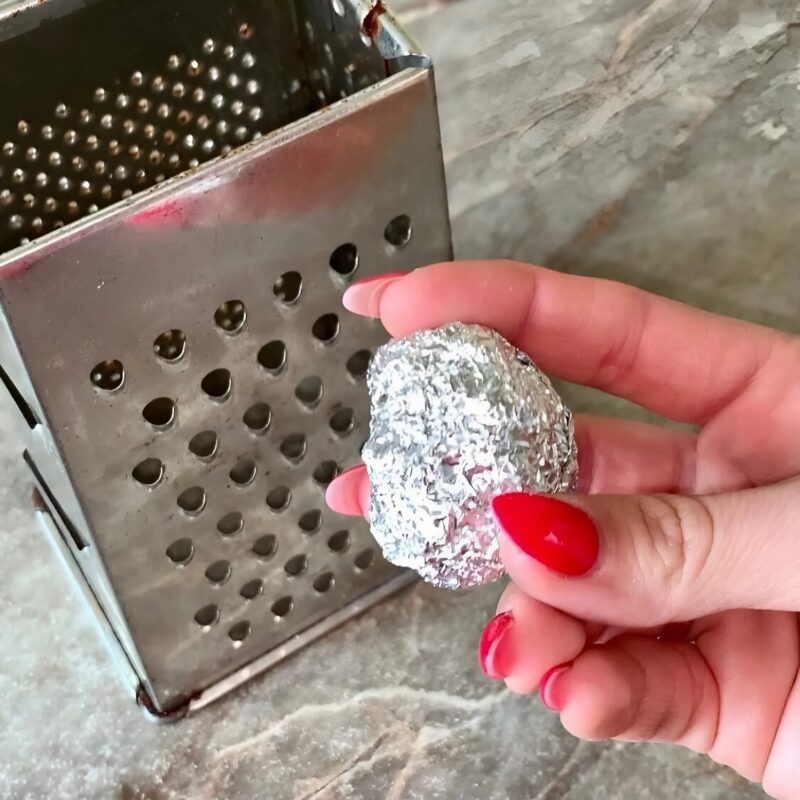 Un jour, j'ai vu ma grand-mère râper de la feuille d'aluminium