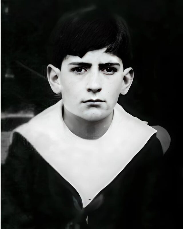 Ce visage te dit quelque chose ? Reconnais-tu cette personnalité célèbre lorsqu’elle n’était encore qu’un enfant