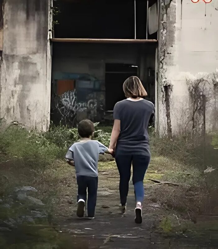 Chaque jour la baby-sitter de mon fils l’emmenait discrètement dans un bâtiment en ruine