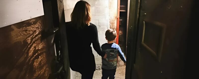 Chaque jour la baby-sitter de mon fils l’emmenait discrètement dans un bâtiment en ruine