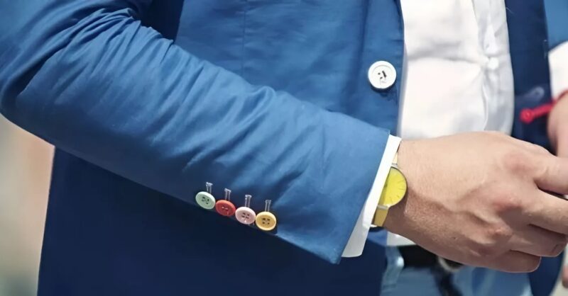 Vous avez déjà remarqué les boutons sur les manches de votre veste ? Voici la raison inattendue de leur présence