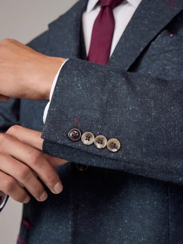 Vous avez déjà remarqué les boutons sur les manches de votre veste ? Voici la raison inattendue de leur présence