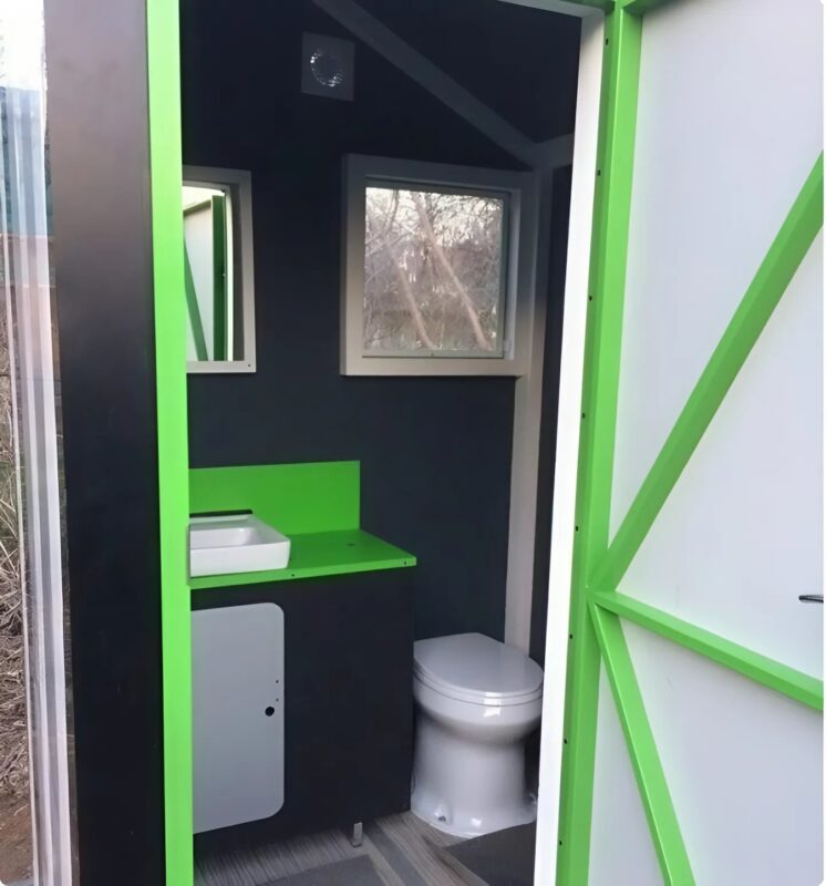 Une transformation incroyable ! Un homme a métamorphosé d’anciennes toilettes extérieures en une création époustouflante, laissant tout le monde sans voix