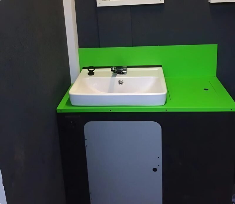Une transformation incroyable ! Un homme a métamorphosé d’anciennes toilettes extérieures en une création époustouflante, laissant tout le monde sans voix