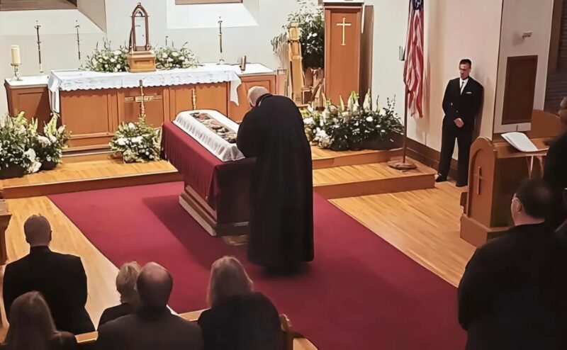 Dans le silence solennel de la cathédrale le père Michel s’apprêtait à prononcer les derniers mots sur le cercueil d’Éléonore