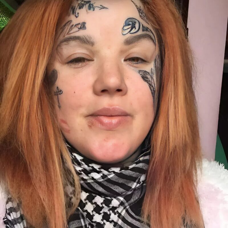 Avec des centaines de tatouages et un visage désormais recouvert de multiples couches d’encre la vie de cette femme a radicalement changé