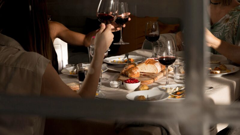 Ce soir-là le restaurant était plein de convives : rires toasts tintement des verres