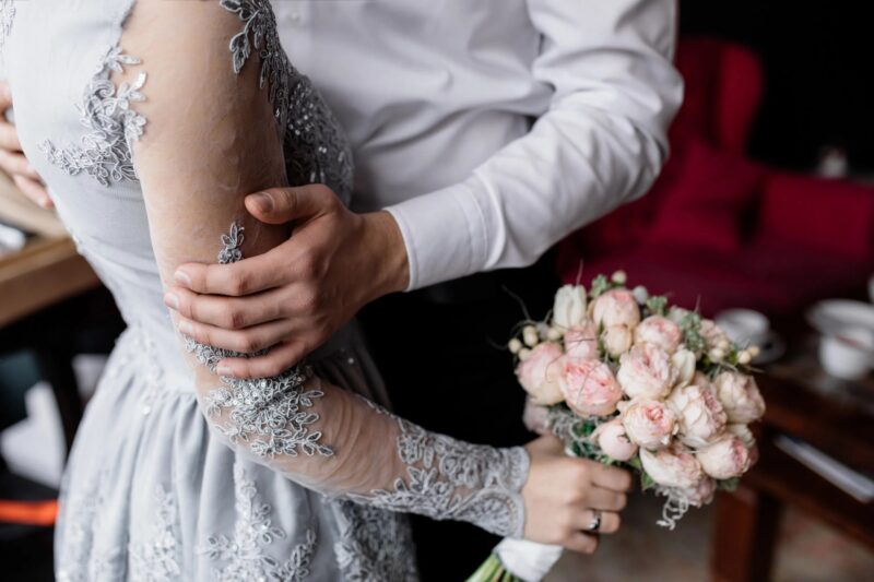 J’ai entendu la mariée chuchoter à ses amies qu’elle avait trompé le fiancé et que l’enfant n’était pas de lui