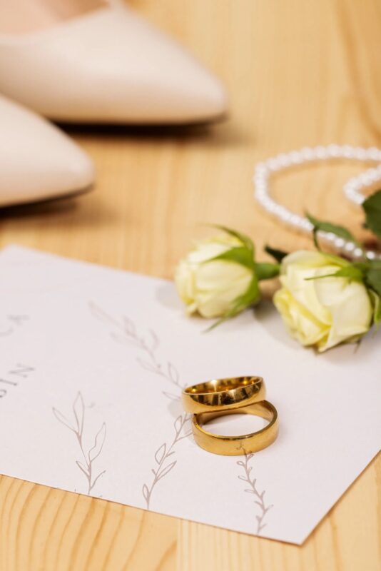 J’ai entendu la mariée chuchoter à ses amies qu’elle avait trompé le fiancé et que l’enfant n’était pas de lui