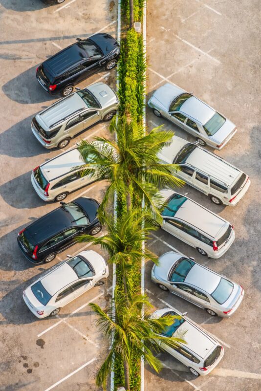 Ils lui ont volé sa place de parking et ont crié : « C’est notre pays ! Sois reconnaissant de pouvoir vivre ici ! » Mais ils étaient loin d’imaginer à quel point ils allaient le regretter