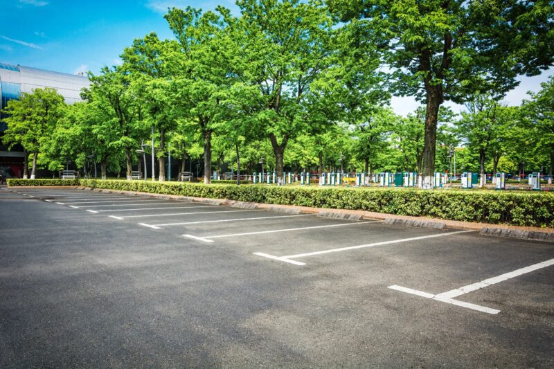 Ils lui ont volé sa place de parking et ont crié : « C’est notre pays ! Sois reconnaissant de pouvoir vivre ici ! » Mais ils étaient loin d’imaginer à quel point ils allaient le regretter