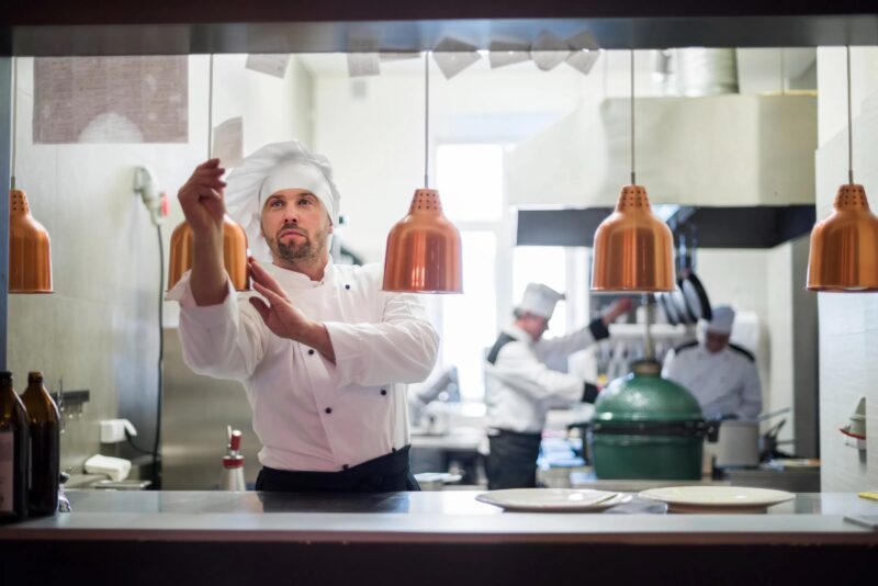 Chaque jour, elle endurait les humiliations et le mépris de son chef, simplement parce qu’elle était une femme
