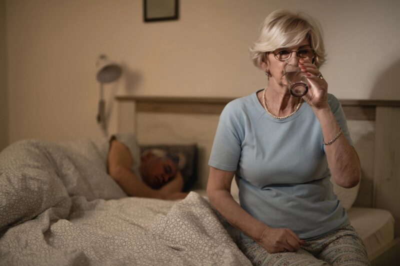 Trois ans de mariage… et chaque nuit, mon mari allait dans la chambre de sa mère