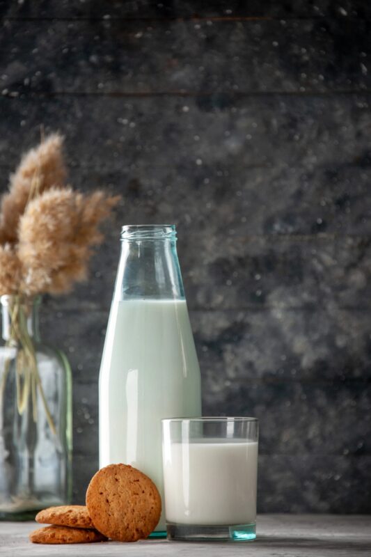 J’avais décidé d’acheter une bouteille de lait frais à une fermière du village, mais ce que j’ai vu à son poignet a tout bouleversé en moi…