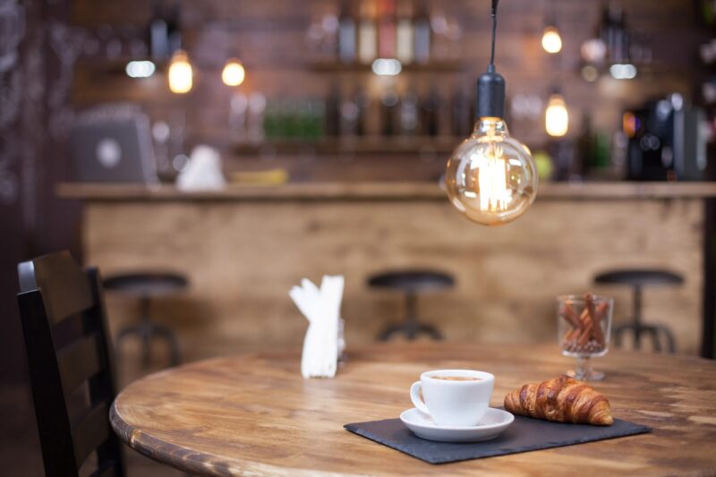 J’ai servi un café à un client régulier, et soudain il s’est saisi de sa poitrine en indiquant la tasse : « Empoisonné… »