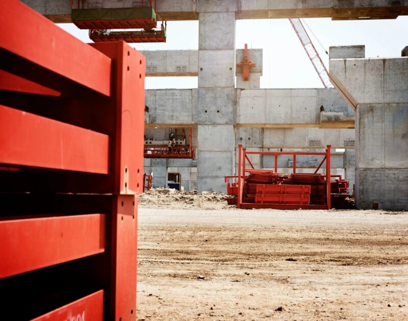 Les ouvriers se moquaient du faon terrifié et l’ont jeté directement dans le ciment frais, en riant bruyamment