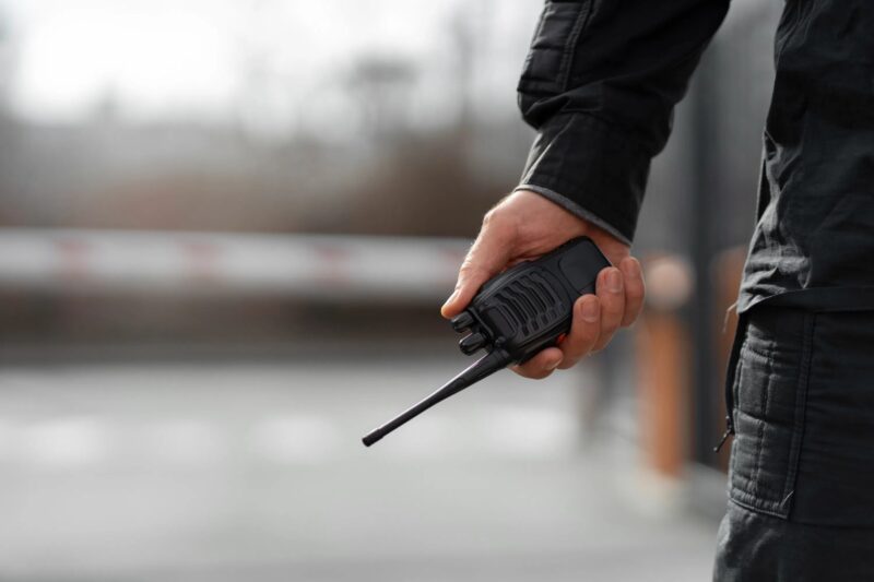 Pour mon anniversaire, mes parents m’ont envoyé un cadeau, mais avant que je ne puisse l’ouvrir, on a frappé à la porte : « Êtes-vous Amanda ? Nous avons reçu un signalement concernant un colis suspect. »