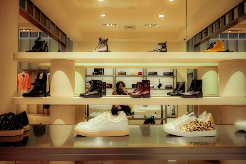 Tout le monde riait quand j’ai aidé un vieil homme dans une boutique de luxe — mais une minute plus tard, un silence total a envahi la salle