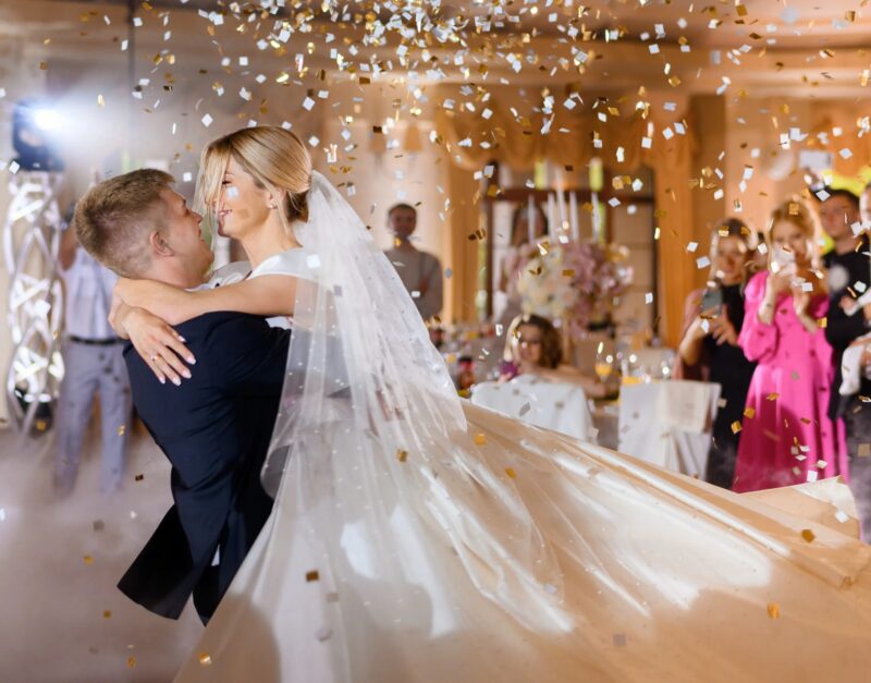 Notre nièce nous a envoyé une invitation de mariage accompagnée d’un mot où elle exigeait, sans le moindre scrupule, que nous lui payions « son voyage de noces » pour 5000 dollars