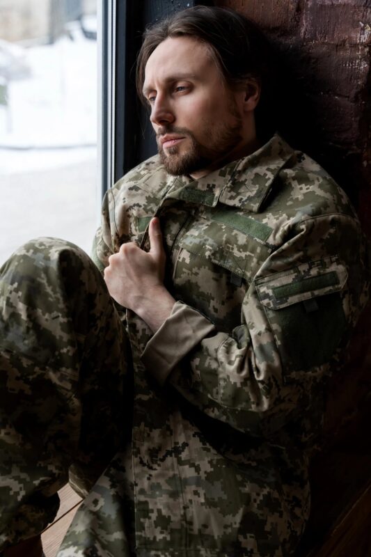 Le soldat essayait à plusieurs reprises, sans succès, d’attraper sa nourriture avec ses mains prothétiques, provoquant les rires des adolescents, mais soudain, il se produisit quelque chose qui força tous les présents à baisser la tête de honte