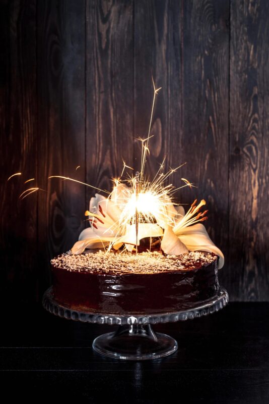Le jour de mon anniversaire, ma cousine a soudain attrapé le gâteau et l’a jeté dans l’évier — je suis restée figée, complètement sous le choc