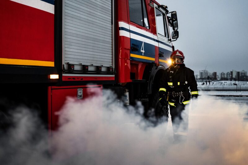 Toutes les tentatives des pompiers pour sauver la mère et l’enfant se brisaient vainement contre les langues de feu déchaînées