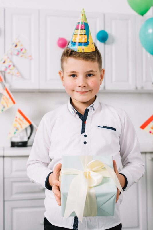 J’ai refusé une promotion qui aurait pu changer ma vie pour rester près de mes parents, mais le post qu’ils ont publié le jour de l’anniversaire de mon fils a détruit en moi quelque chose qu’aucune parole ni aucun ruban adhésif ne pourra réparer