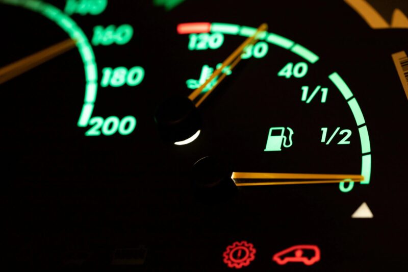 J’ai arrêté une voiture avec des grand-mères pour conduite trop lente, mais ce que j’ai vu à l’intérieur m’a choqué — j’ai dû les faire sortir immédiatement et agir selon la loi