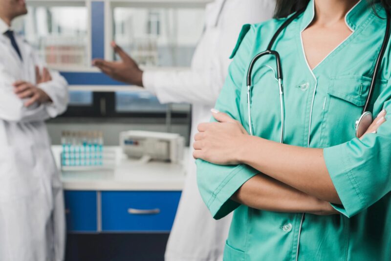 Pendant mon service de nuit, trois personnes inconscientes ont été amenées en urgence aux urgences — mon mari, ma sœur et mon fils de trois ans