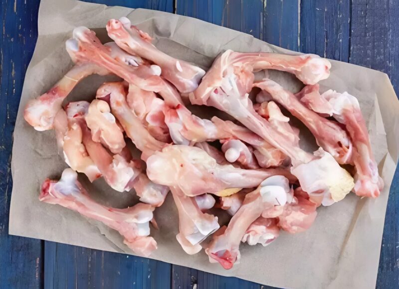 Chaque semaine, le vieil homme venait chez le boucher et achetait toujours la même quantité d’os « pour le chien »