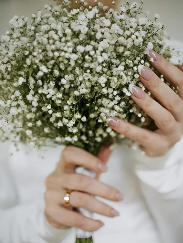Lors de notre première nuit de noces, ma belle-mère a fait irruption dans notre chambre, s’est installée en maîtresse de maison dans un fauteuil et a déclaré qu’elle devait être présente pour voir personnellement comment sa belle-fille s’acquittait de ses devoirs