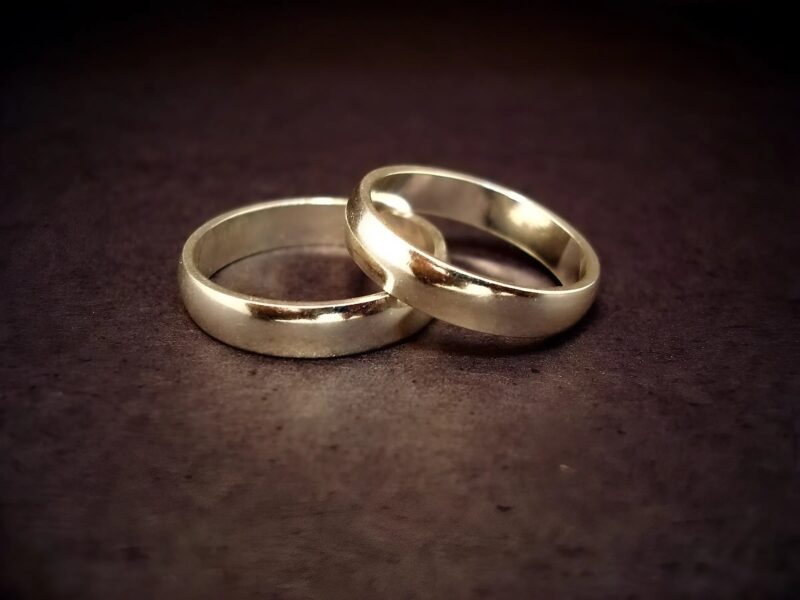 «Ma mère a une bague, exactement comme la vôtre», dit la serveuse au millionnaire։ Sans se douter qu’en quelques heures, un secret serait révélé, mettant en danger sa vie à elle et la sienne