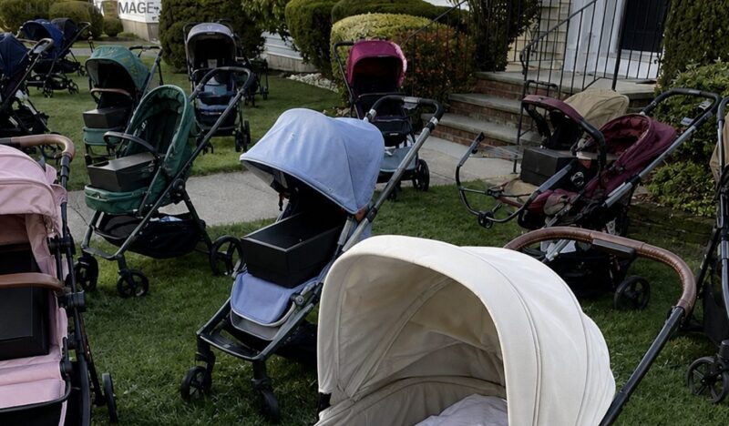 Après la mort de mon nouveau-né, j’ai donné toutes ses affaires à une jeune mère qui portait son bébé dans les bras