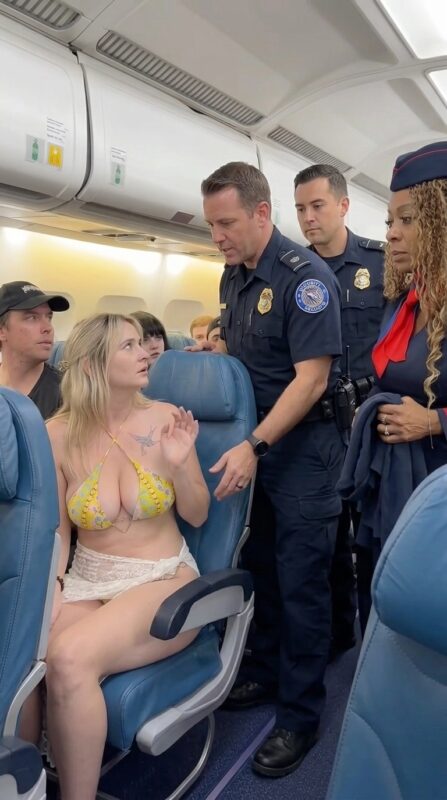 Une femme en maillot de bain a provoqué un scandale en plein avion lorsqu’une hôtesse de l’air lui a demandé de se couvrir avec une couverture